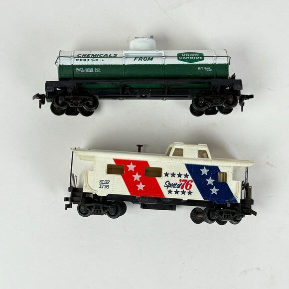 Vintage HO Scale Train Cars Union Carbide Chemical Tanker & Spirit of 76 Caboose - Picture 1 of 7